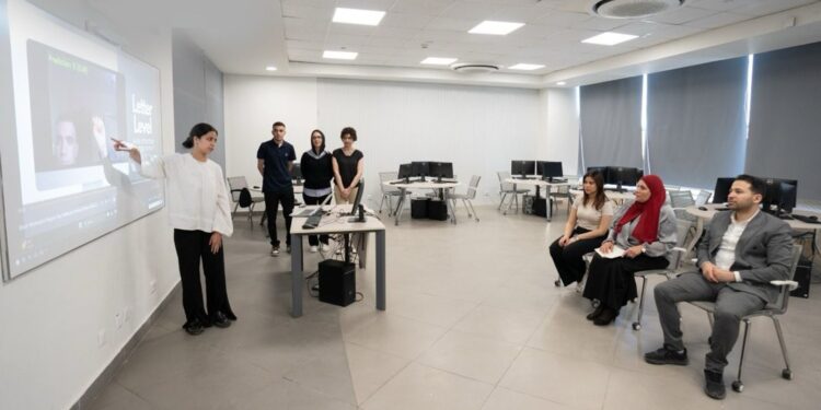 جامعة مصر للمعلوماتية تطلق برنامج SLI لتقنية الترجمة الفورية للغة الإشارة