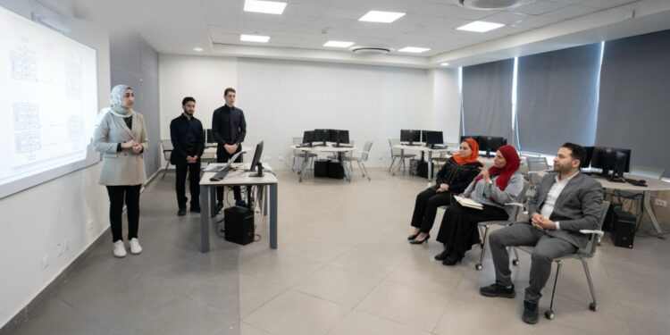 طلاب جامعة مصر للمعلوماتية يفوزون بمنحة “إيتيدا” لتصميم نظام إلكتروني لحجز الجراجات