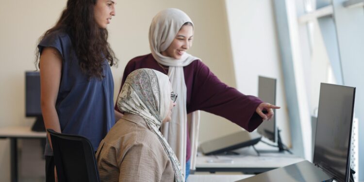 جامعة مصر للمعلوماتية تقدم ثلاثة تطبيقات للبيئة والزواج والرياضة