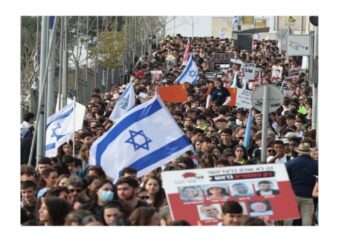    تحذير عاجل من عائلا أسرى الإسرائيليين من تصعيد الحرب في غزة وتنقد نتنياهو