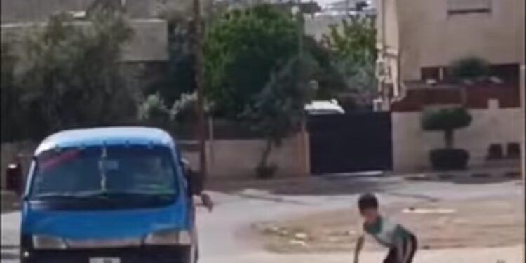 مواقع التواصل تتفاعل مع رقص طفل الآيس كريم في الأردن