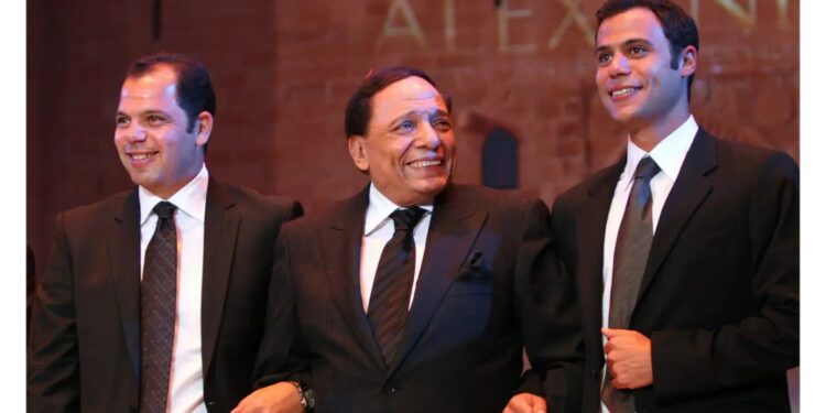 عادل إمام يواصل الابتعاد عن الأضواء ويقتصر احتفاله بعيد ميلاده على عائلته