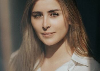 عائشة بن أحمد تخطف الأنظار بصور ملهمة على إنستجرام: “النور يروي كل شيء