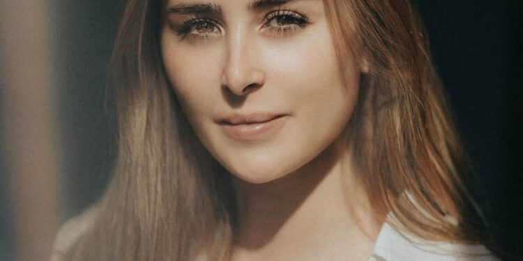 عائشة بن أحمد تخطف الأنظار بصور ملهمة على إنستجرام: “النور يروي كل شيء