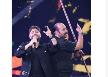 محمد ثروت يشارك تامر حسني الغناء خلال حفل الجامعة البريطانية