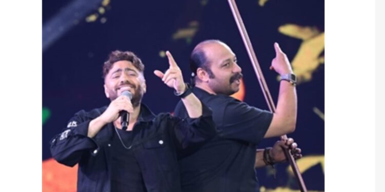محمد ثروت يشارك تامر حسني الغناء خلال حفل الجامعة البريطانية