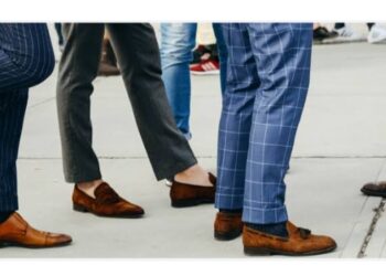 موضة ألوان الأحذية الرجالية البارزة في صيف 2025