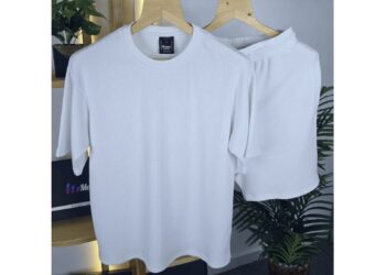 أبرز 5 صيحات لتيشيرتات الشباب في صيف 2025