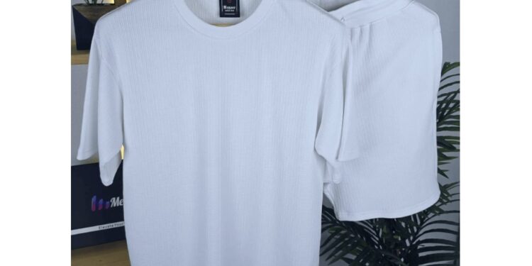 أبرز 5 صيحات لتيشيرتات الشباب في صيف 2025