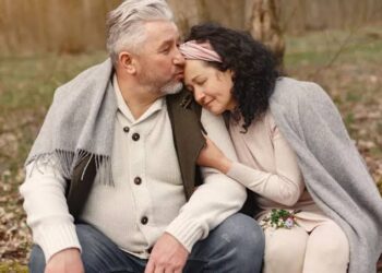 فارق العمر بين الزوج والزوجة .. متى يكون طبيعيًا ومتى يتحول إلى أزمة؟