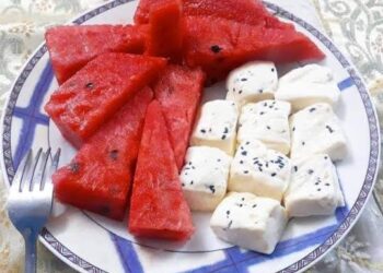 الجبنة البيضاء و البطيخ .. وجبة شعبية بسيطة بفوائد غذائية مذهلة
