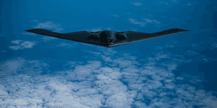 واشنطن تدرس تزويد إسرائيل بـ”قاذفات الشبح” وقنابل خارقة للتحصينات لردع إيران النووية