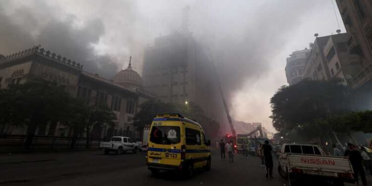 النيابة العامة تكثف جهودها لكشف ملابسات حريق سنترال رمسيس .. ولجان فنية لحصر الخسائر
