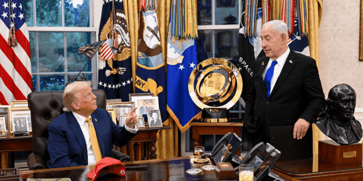 كأس العالم للأندية يظهر بين ترامب ونتنياهو.. درع الذهب يسرق الأضواء من السياسة