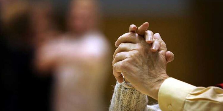 عادات بسيطة تسرق عمرك دون أن تدري.. احذر أن تعيش وتموت في غفلة!