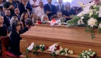 في صمت مؤثر.. فيروز تودّع نجلها زياد الرحباني في جنازة مهيبة ببكفيا