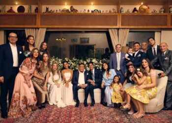 عادل إمام يطل من جديد في صورة عائلية خلال حفل زفاف حفيده .. ظهور أسطوري يبدد شائعات الغياب