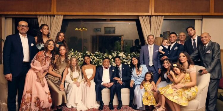 عادل إمام يطل من جديد في صورة عائلية خلال حفل زفاف حفيده .. ظهور أسطوري يبدد شائعات الغياب