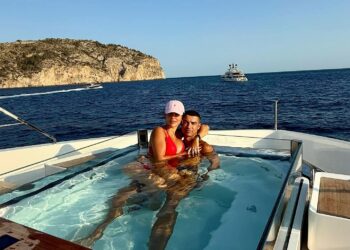 رونالدو يستمتع بإجازة بحرية مع جورجينا ويحافظ على تمارينه اليومية .. صور 