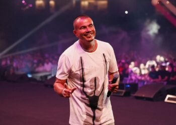 عمرو دياب يُشعل سماء الرياض بأغاني ألبوم “ابتدينا”