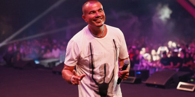 عمرو دياب يُشعل سماء الرياض بأغاني ألبوم “ابتدينا”