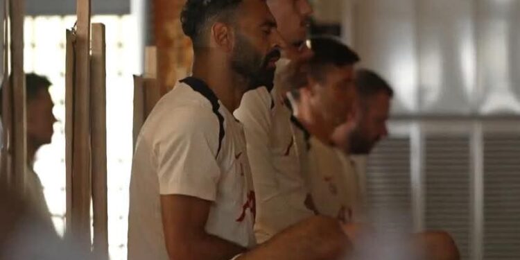 محمد صلاح يثير الجدل بسبب تواجده في معبد إيكوين البوذي