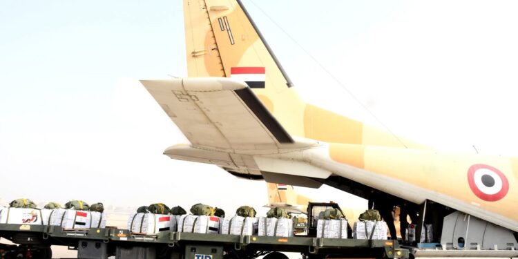 ضمن أكبر تحرك إغاثي عربي.. مصر نفذت إسقاطًا جويًا للمساعدات فوق غزة