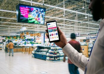  شراكة بين “بريسيجن ميديا” التابعة لماجد الفطيم و”ريتيلو” لتعزيز حلول الوسائط الإعلامية في قطاع التجزئة