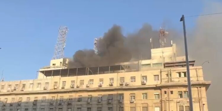 المصرية للاتصالات: جاري السيطرة على حريق سنترال رمسيس بمعاونة رجال الدفاع المدني