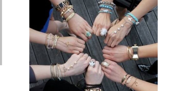 أفضل 10 إكسسوارات لـ يد البنات في 2025