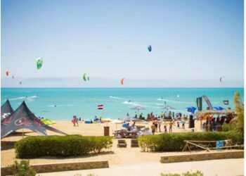 موضة أناقة الرجال على البحر في صيف 2025