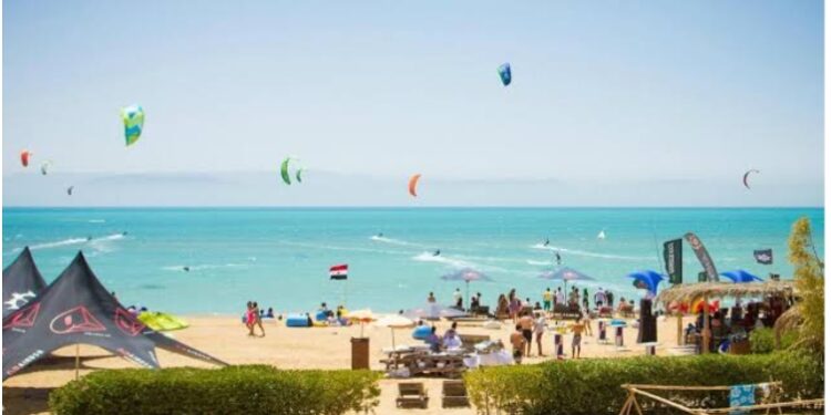 موضة أناقة الرجال على البحر في صيف 2025