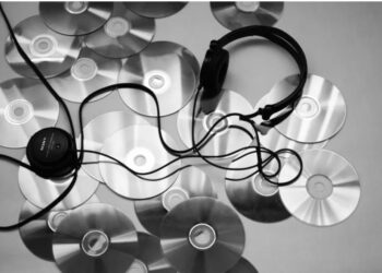 كيف تعيد الموضة صيحات التكنولوجيا القديمة؟ السماعات والهواتف وكاميرات الفيلم تعود إلى الواجهة 2025