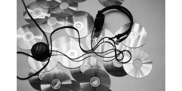 كيف تعيد الموضة صيحات التكنولوجيا القديمة؟ السماعات والهواتف وكاميرات الفيلم تعود إلى الواجهة 2025