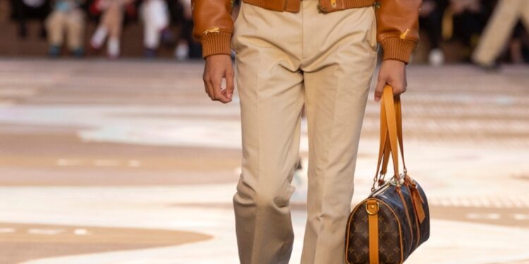 تعود الأحذية المفتوحة إلى صدارة الموضة الرجالية في 2025؟