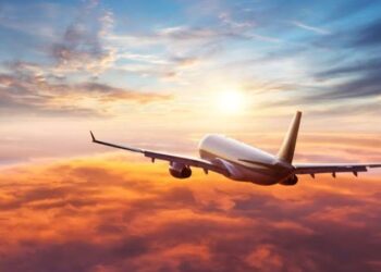 هل يمكن فتح باب الطائرة في الجو ؟ .. حقائق علمية مذهلة