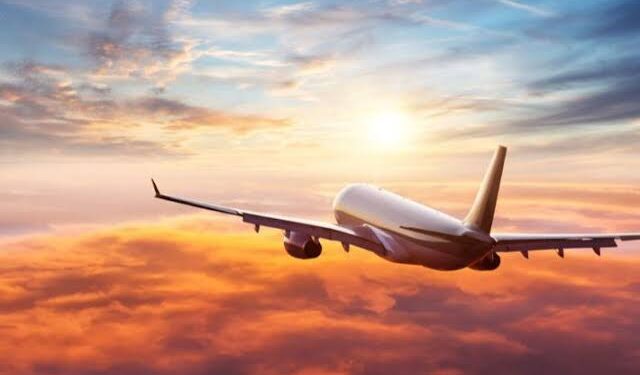 هل يمكن فتح باب الطائرة في الجو ؟ .. حقائق علمية مذهلة