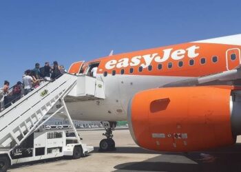 مسافر يهدد بتفجير طائرة بريطانية ويهاجم أميركا وترامب