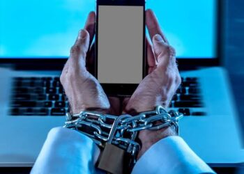 عادات بسيطة تسرق عمرك دون أن تدري.. احذر أن تعيش وتموت في غفلة!