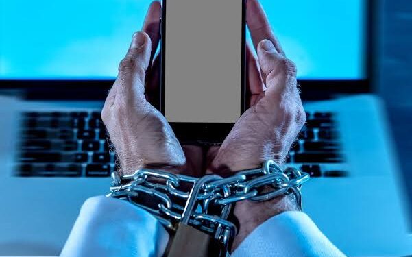 عادات بسيطة تسرق عمرك دون أن تدري.. احذر أن تعيش وتموت في غفلة!