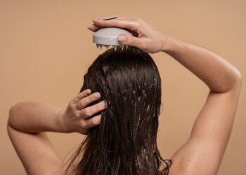 ماء البصل للشعر: علاج طبيعي يعيد الكثافة ويحفز النمو