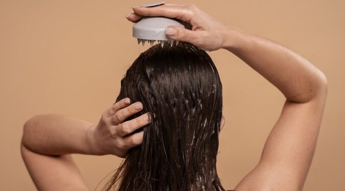 ماء البصل للشعر: علاج طبيعي يعيد الكثافة ويحفز النمو