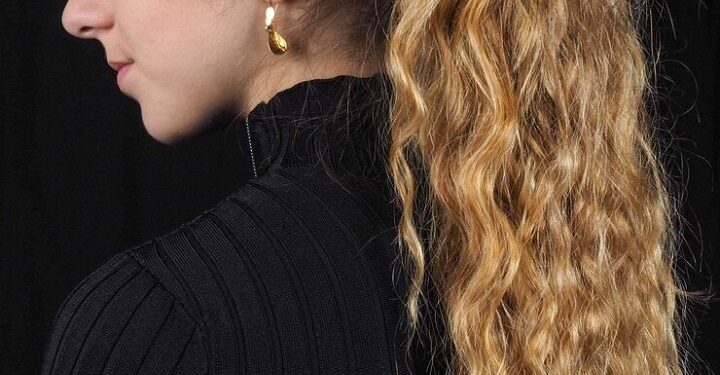 أجمل تسريحات ذيل الحصان الويفي لصيف 2025