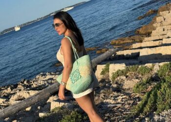 دينا فؤاد تلفت الأنظار بإطلالة صيفية في أحدث ظهور