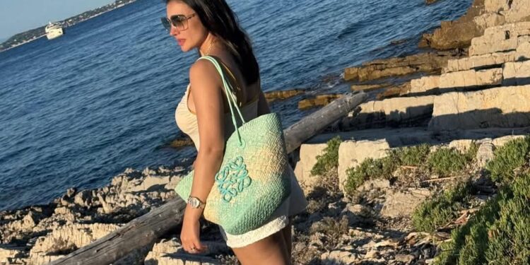 دينا فؤاد تلفت الأنظار بإطلالة صيفية في أحدث ظهور