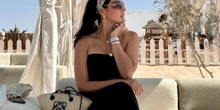 موضة الرجال في 2025: بين جاذبية الدقن وتألق الشارب