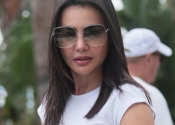 دينا فؤاد تخطف الأنظار بإطلالة جريئة من شوارع فرنسا