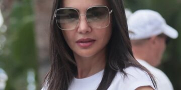 دينا فؤاد تخطف الأنظار بإطلالة جريئة من شوارع فرنسا