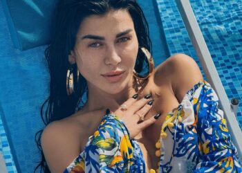 نادين الراسي تبهر متابعيها بإطلالة صيفية جريئة في حمام السباحة