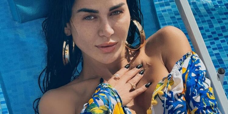 نادين الراسي تبهر متابعيها بإطلالة صيفية جريئة في حمام السباحة